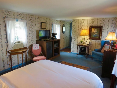 Family Farmhouse Inn image 18