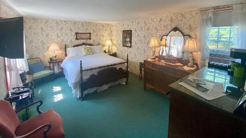 Family Farmhouse Inn image 24